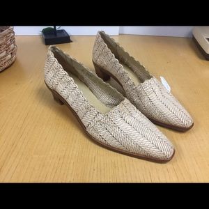 Impulse Woman Shoes Cream Size 8.5 Any Season